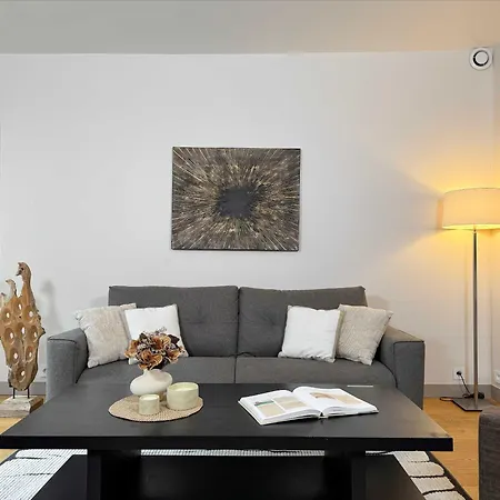 Luxembourg Garden Family Flat Delight פריז