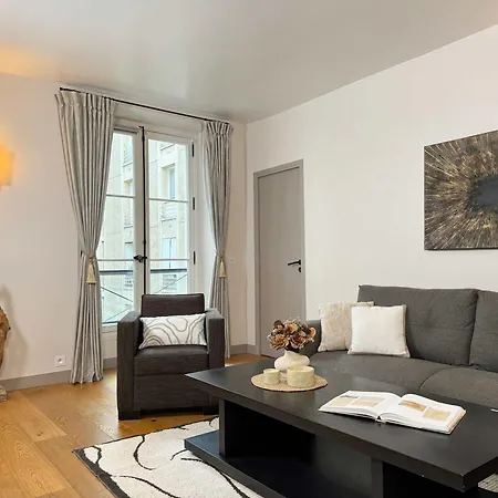 Luxembourg Garden Family Flat Delight *