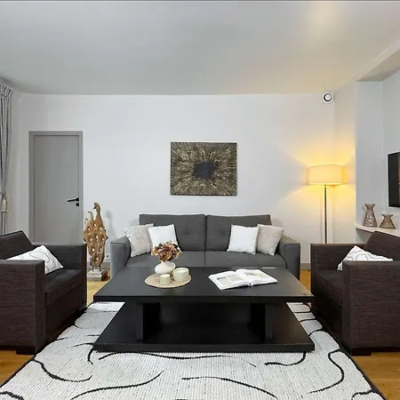 Luxembourg Garden Family Flat Delight